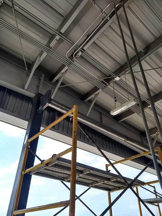 Un andamio está debajo del techo de un edificio.