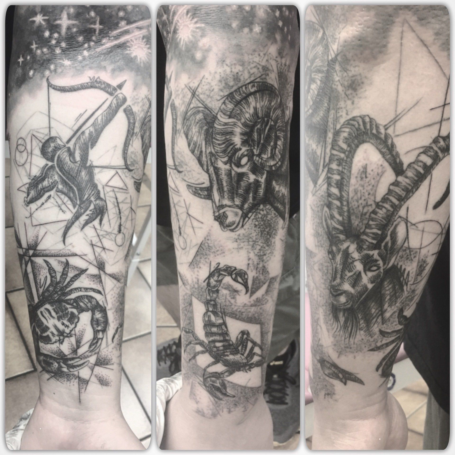 Tattoo-Motiv auf einem Arm: Schütze, Widder, Skorpion und Ziege vor sternenklarem Hintergrund und geometrischen Linien.