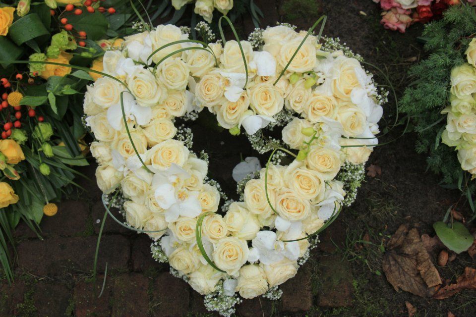corona di rose bianche