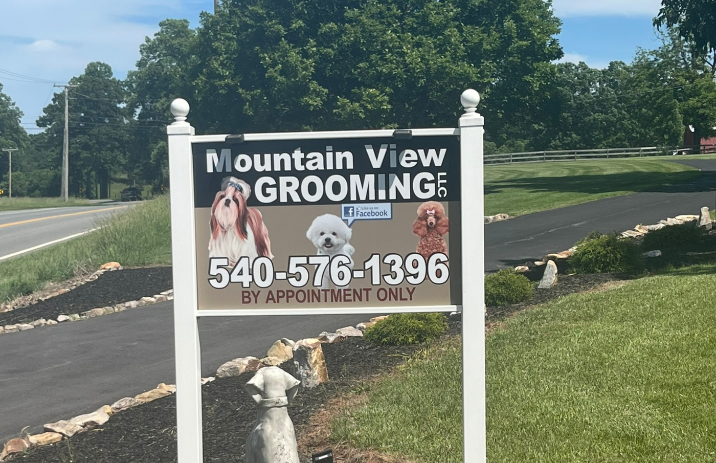 A sign that says mountain view grooming on it