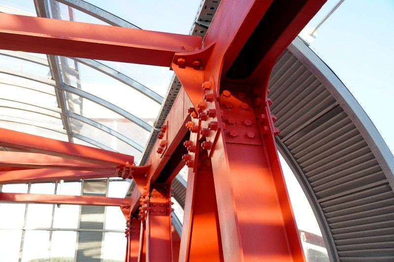 struttura rossa di un ponte