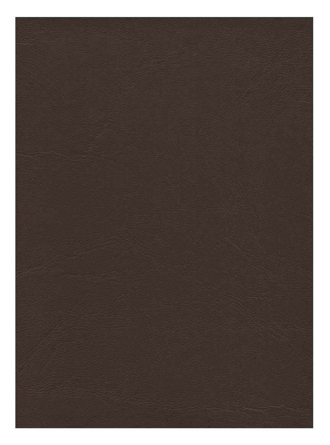 Un gros plan d'un morceau de papier brun sur fond blanc.
