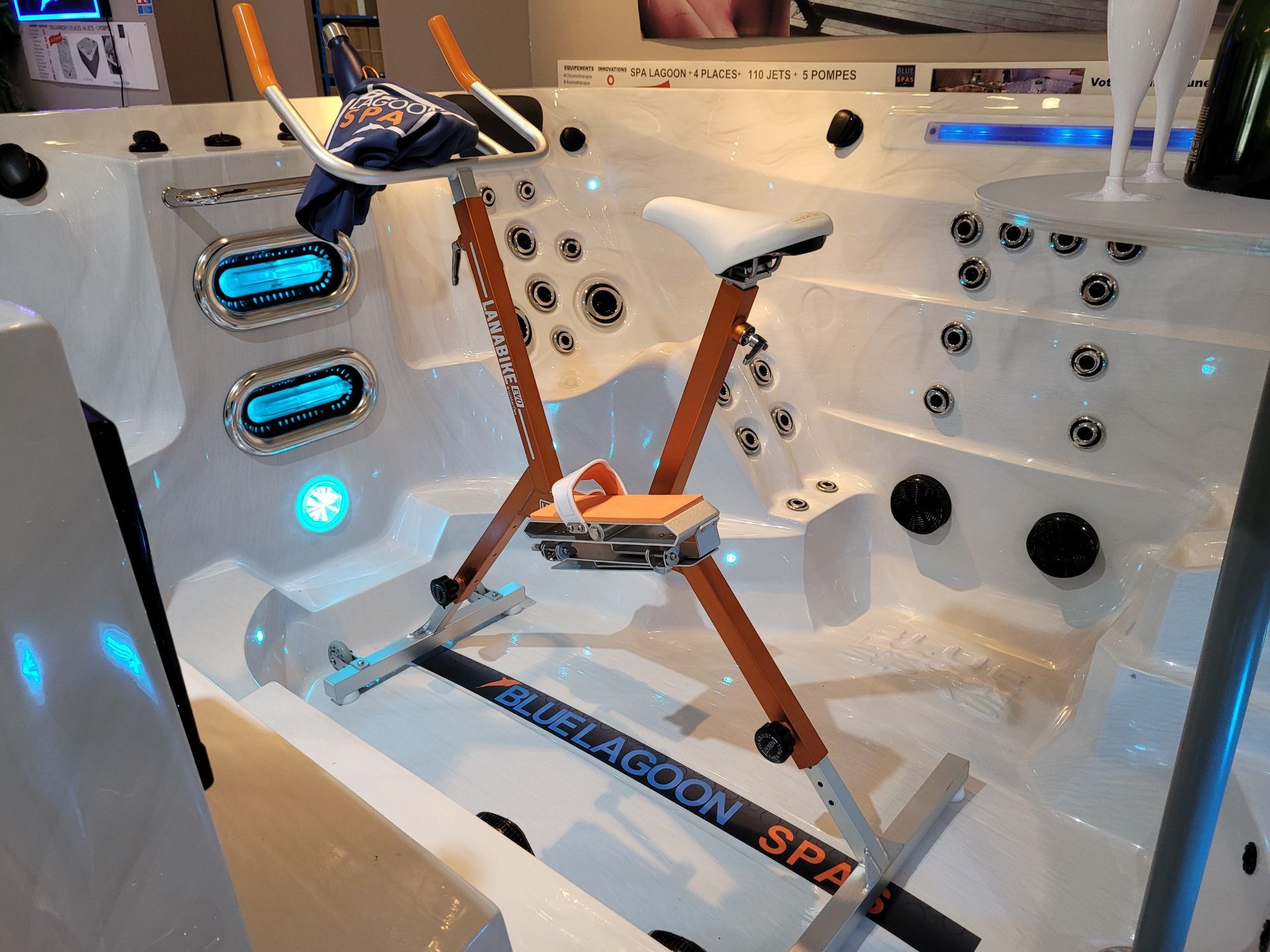 Un vélo aquatique est assis à l'intérieur d'un bain à remous