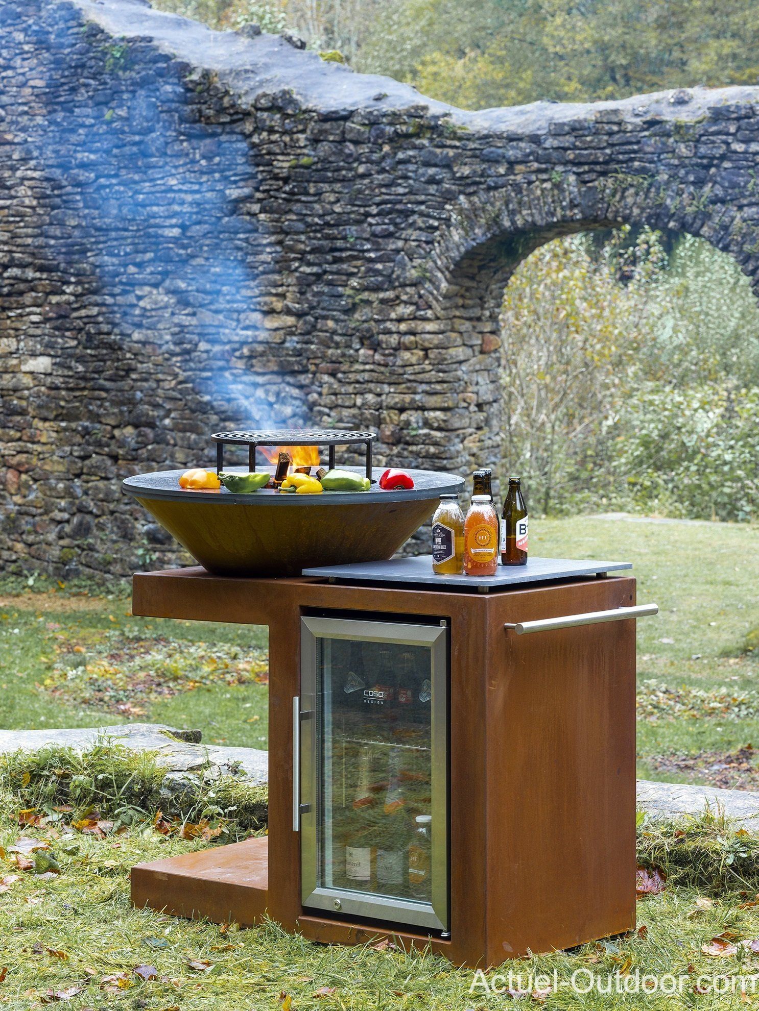 Une table en bois avec un réfrigérateur et un bol de nourriture dessus.