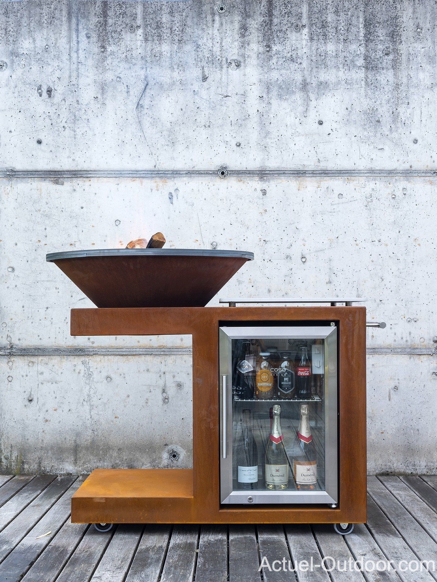 Une table en bois avec un réfrigérateur et un bol dessus