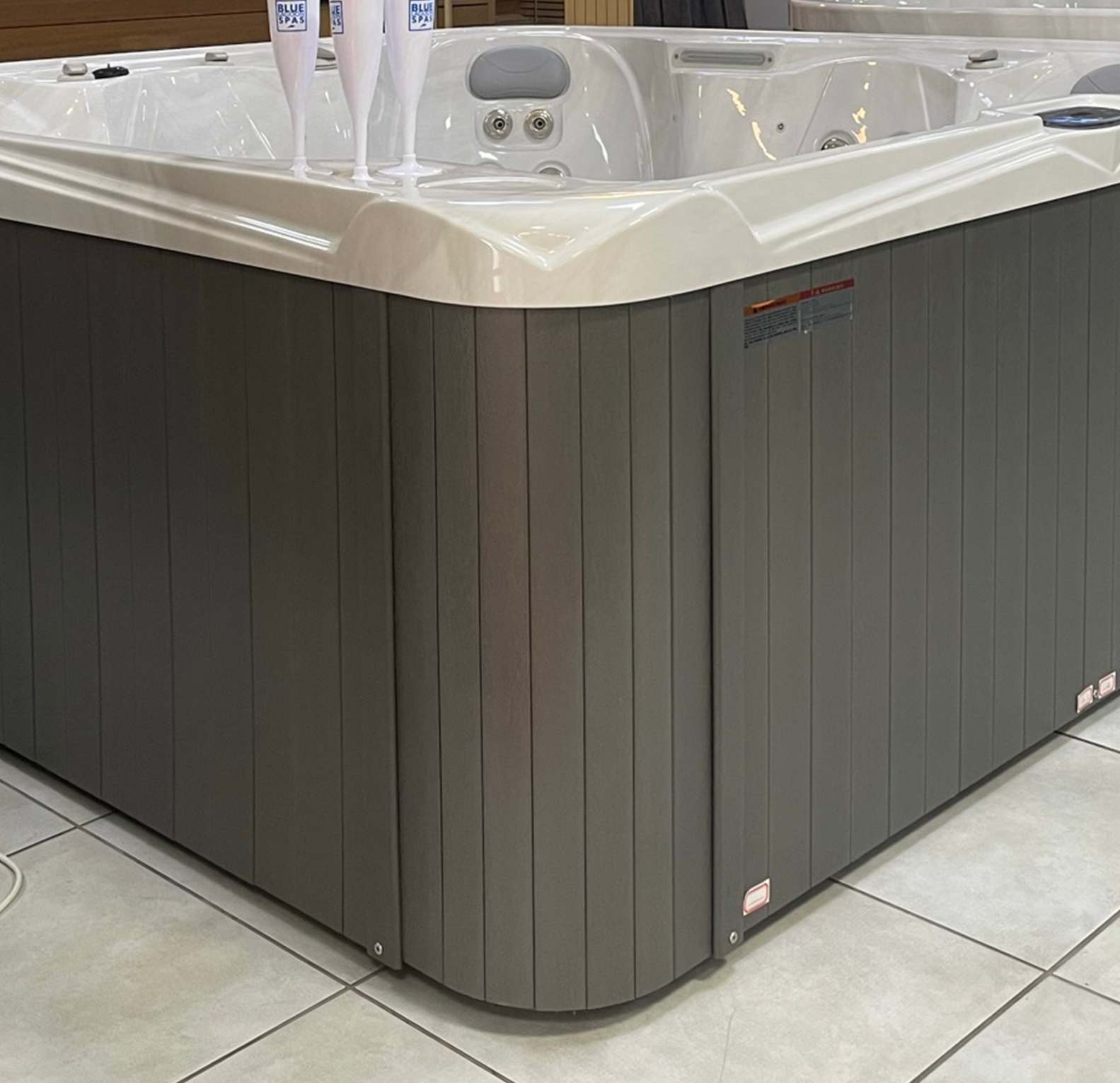 Un jacuzzi avec deux coupes de champagne dessus