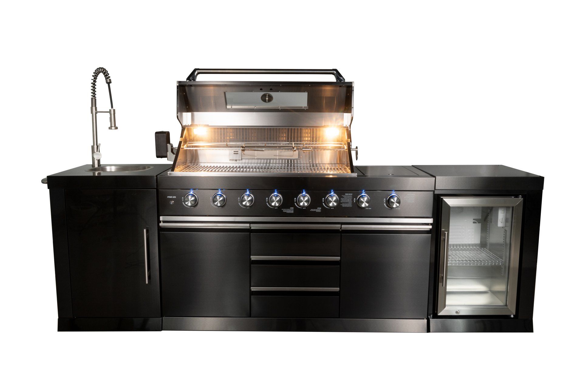 Une cuisine avec un grill, un évier et un réfrigérateur