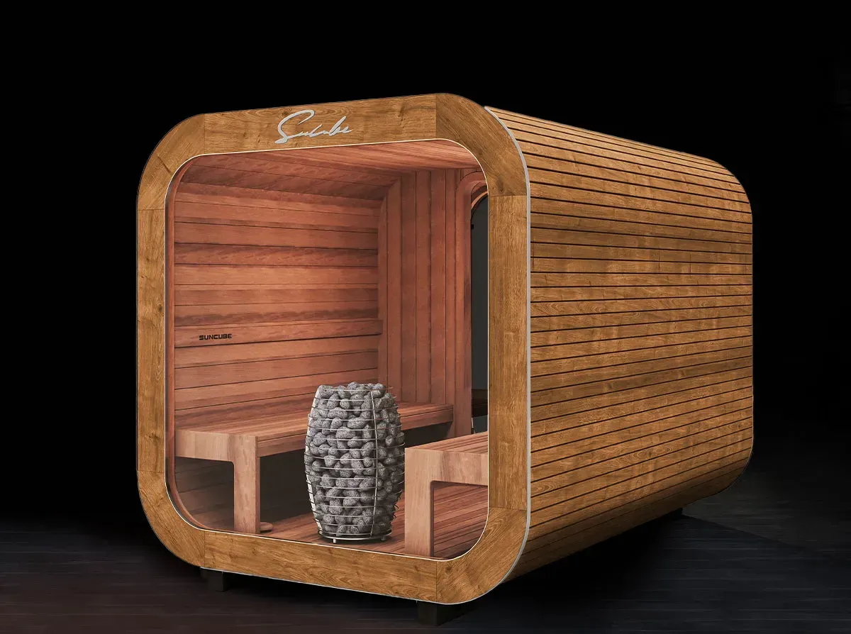 Un sauna en bois est posé sur un plancher en bois.