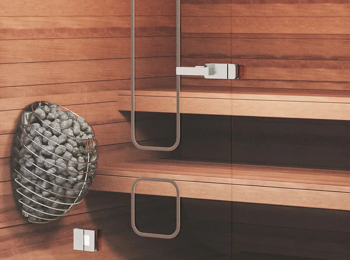 Une pomme de pin est accrochée à un mur en bois dans un sauna.