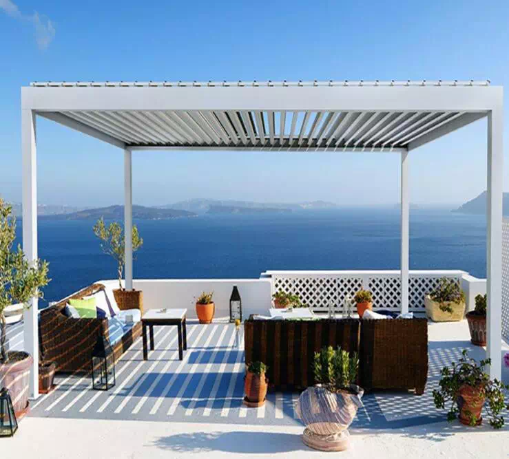 Il y a une pergola avec vue sur l'océan.