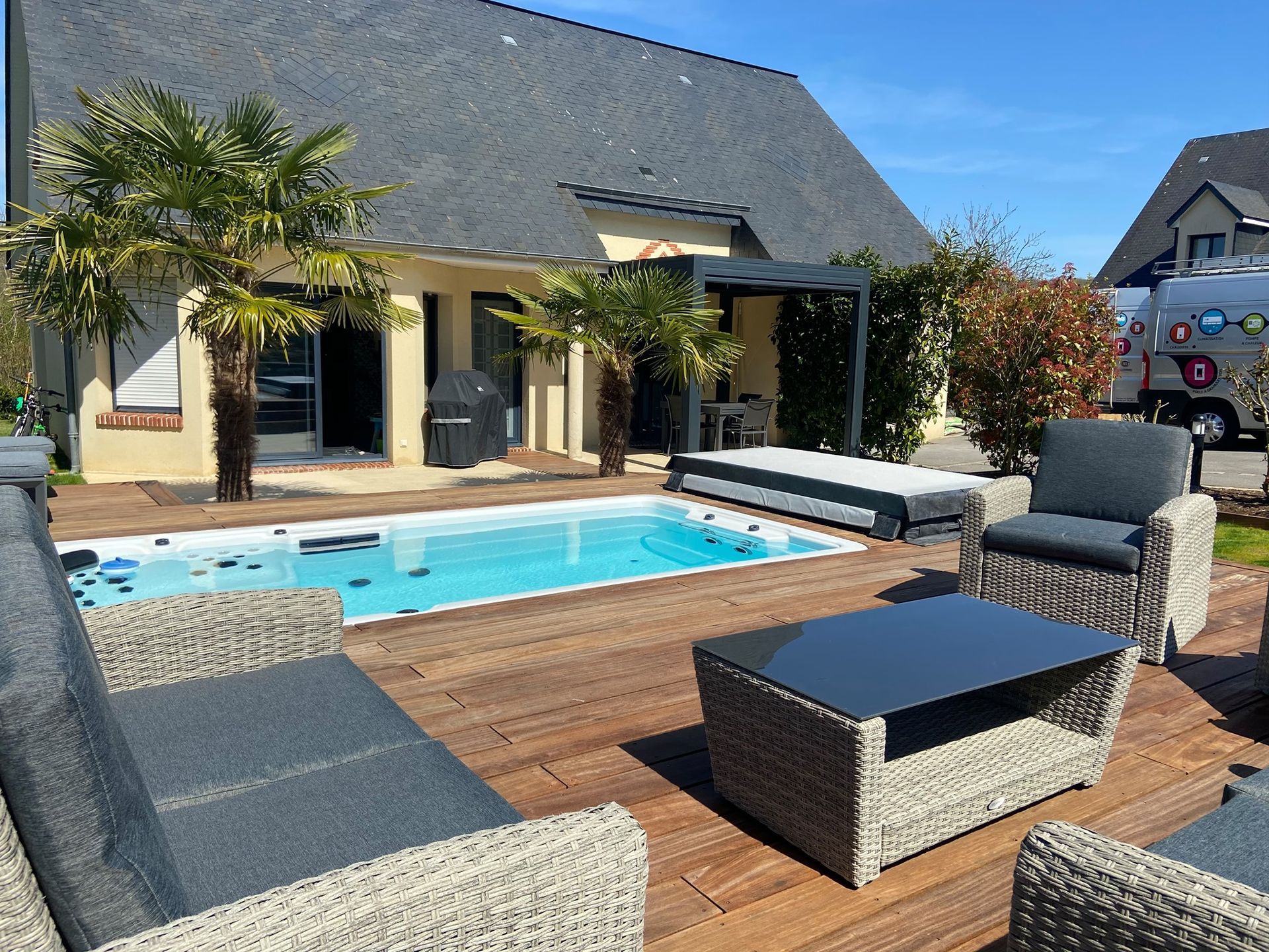 Une maison avec une piscine devant