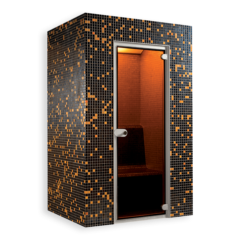 Un hammam en mosaïque noire et dorée avec une porte vitrée