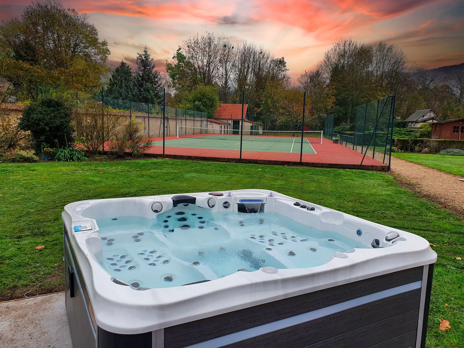 Un bain à remous est assis au milieu d'un champ vert luxuriant.