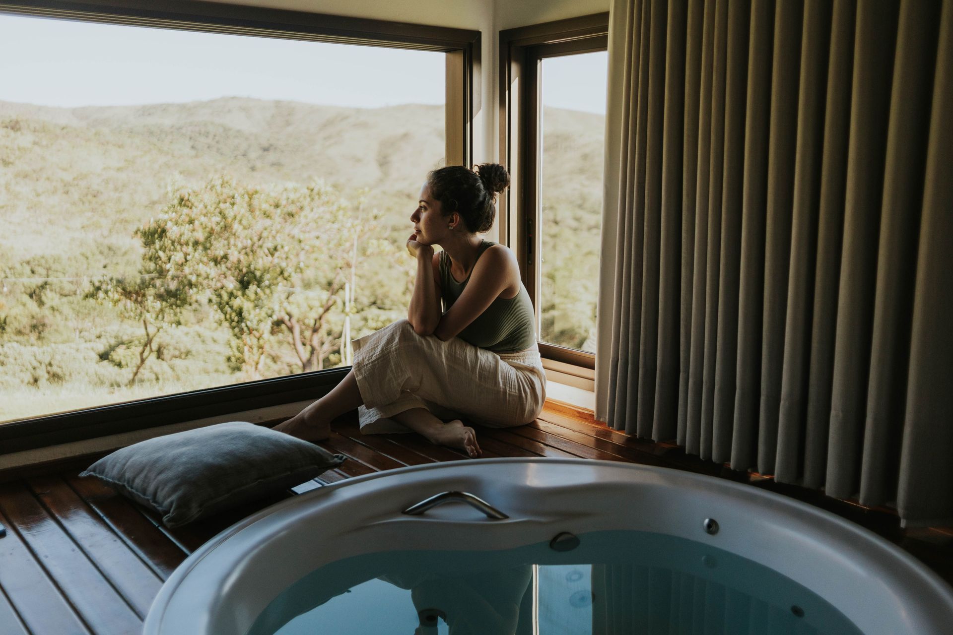 Installer un spa jacuzzi à l'intérieur : ventilation, humidité et sol
