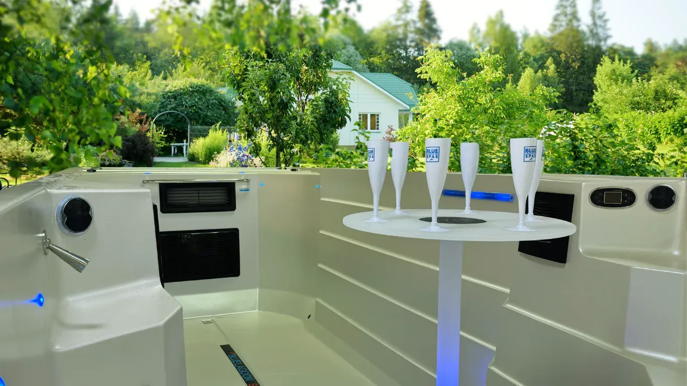 Une piscine avec une table et des verres dessus