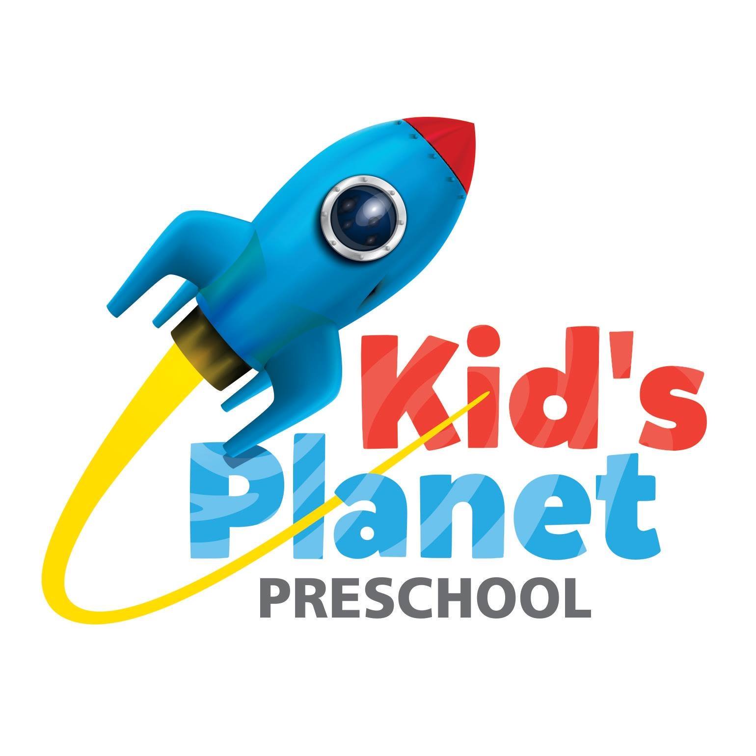 Un logotipo para el planeta preescolar de los niños con un cohete azul volando por el aire.