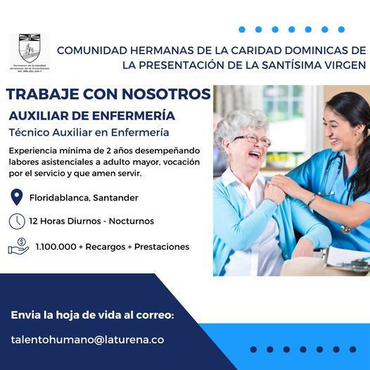 Una enfermera está ayudando a una anciana que se ríe.