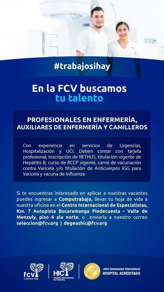 Un hombre y una mujer están parados uno al lado del otro en un cartel azul.