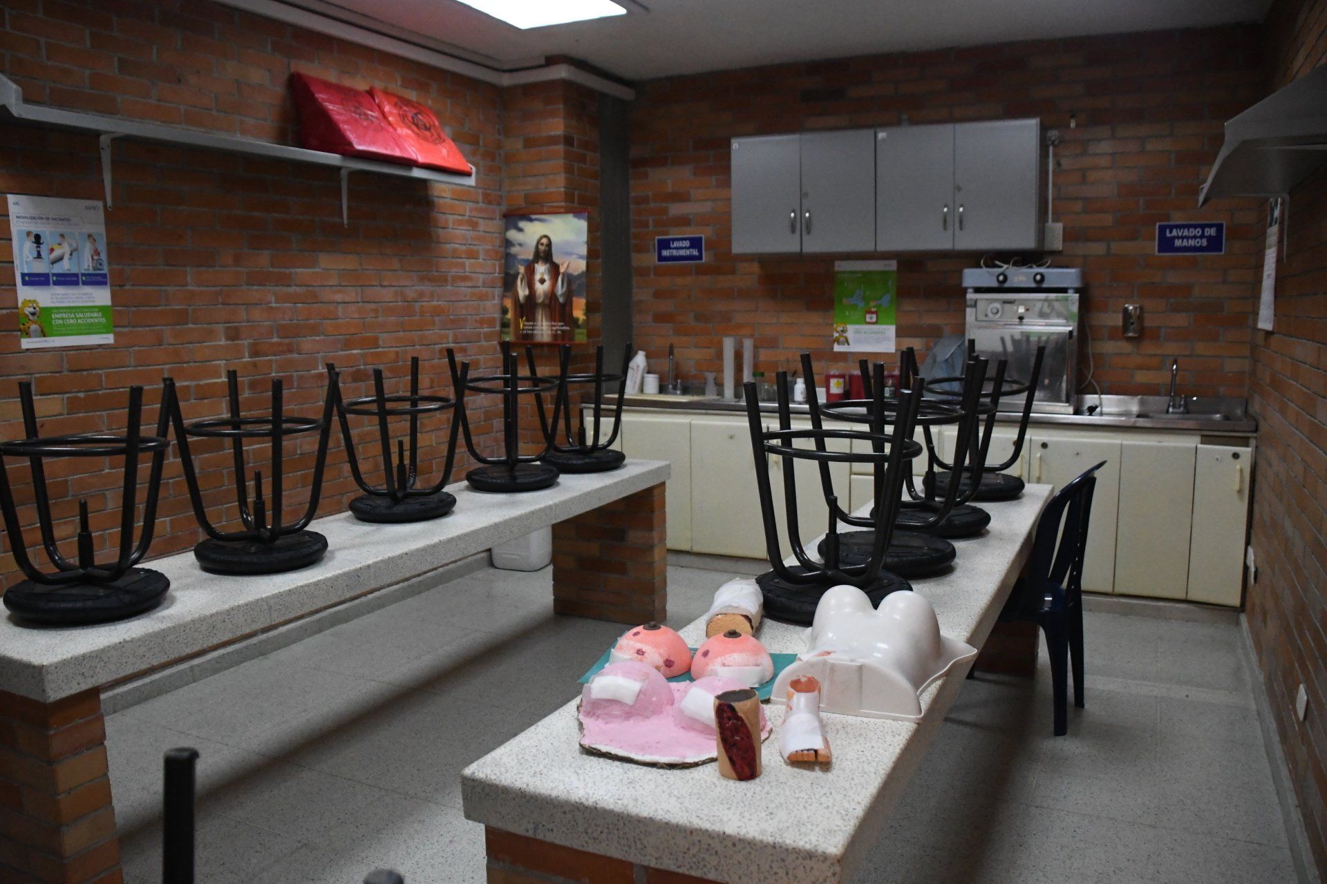 Una cocina con una mesa larga y sillas y una pared de ladrillos.