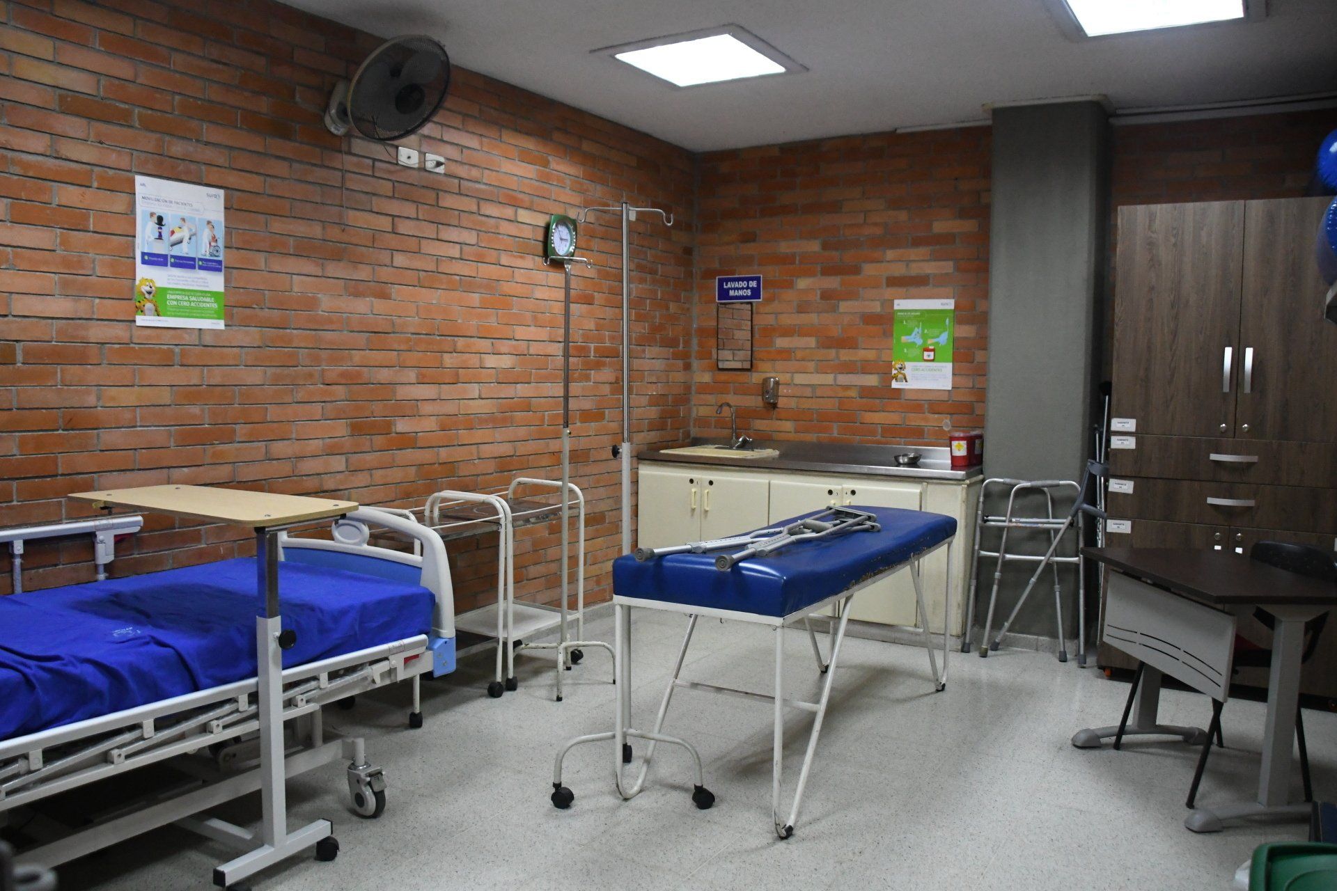 Una habitación de hospital con dos camas y una mesa.