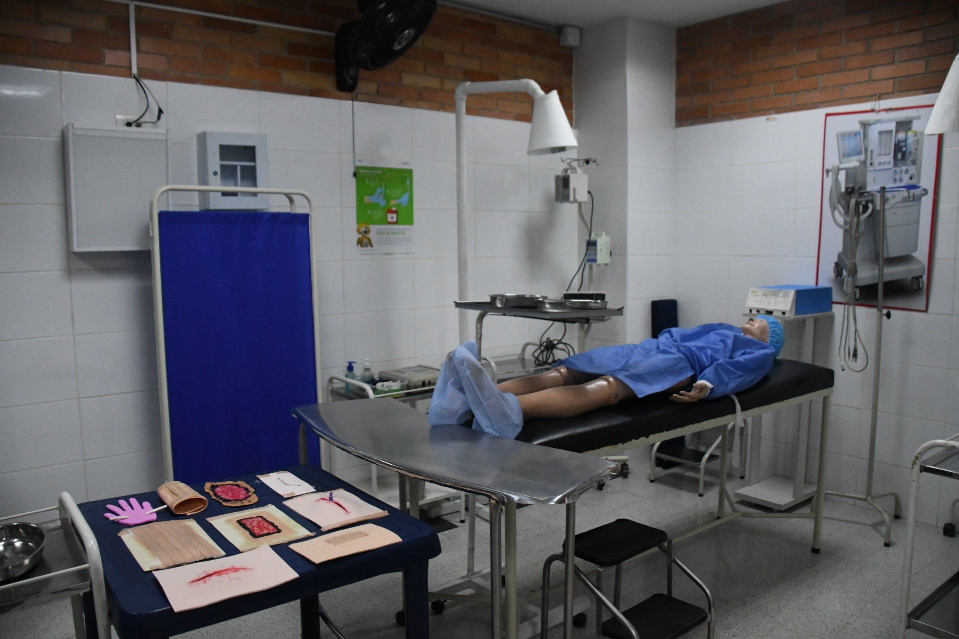 Una persona está acostada en una cama en un quirófano.