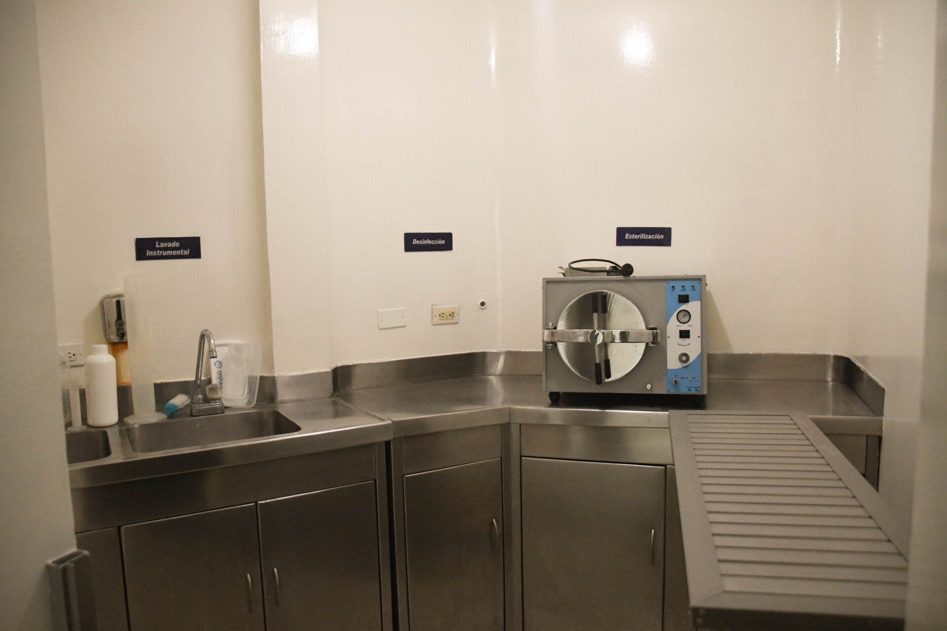 Una cocina con gabinetes de acero inoxidable y un fregadero.