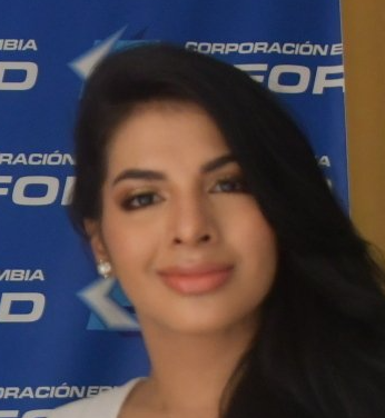 Una mujer está parada frente a un cartel que dice corporación