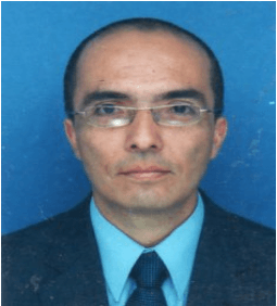 Un hombre calvo con gafas, traje y corbata.