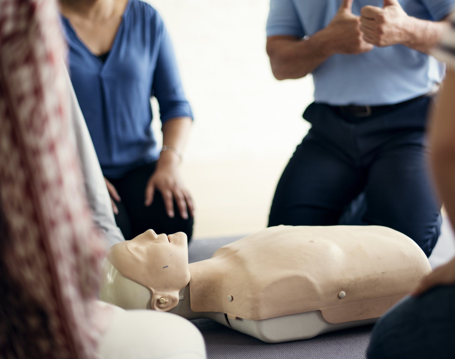Un grupo de personas está sentada alrededor de un maniquí.