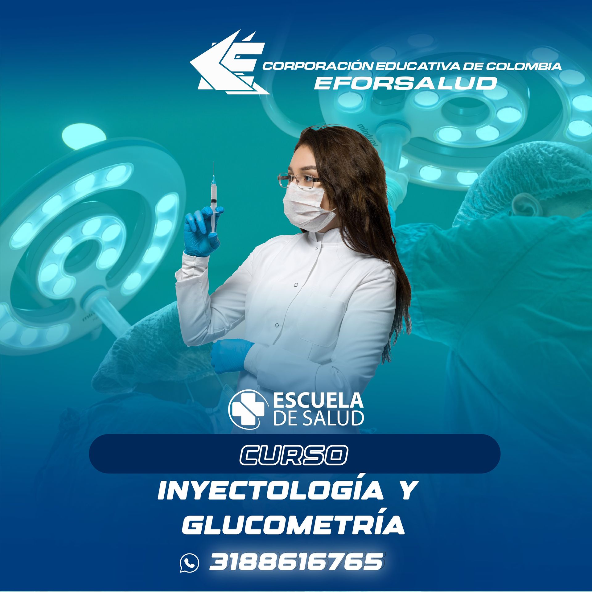 Una mujer con una máscara sostiene una jeringa en su mano.