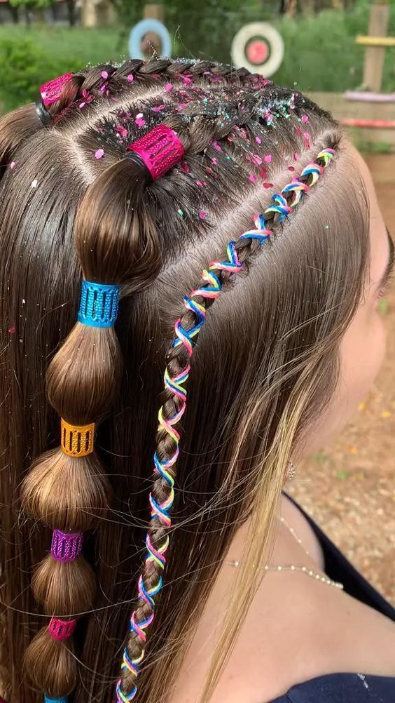 Un primer plano del cabello de una mujer con una trenza y cuentas.