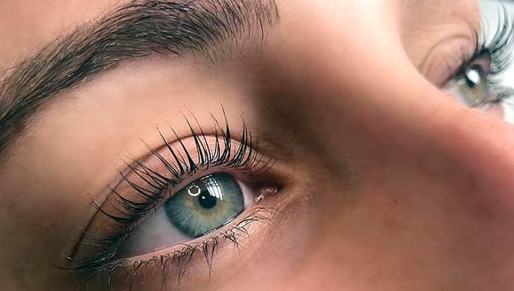 Un primer plano del ojo de una mujer con pestañas largas.