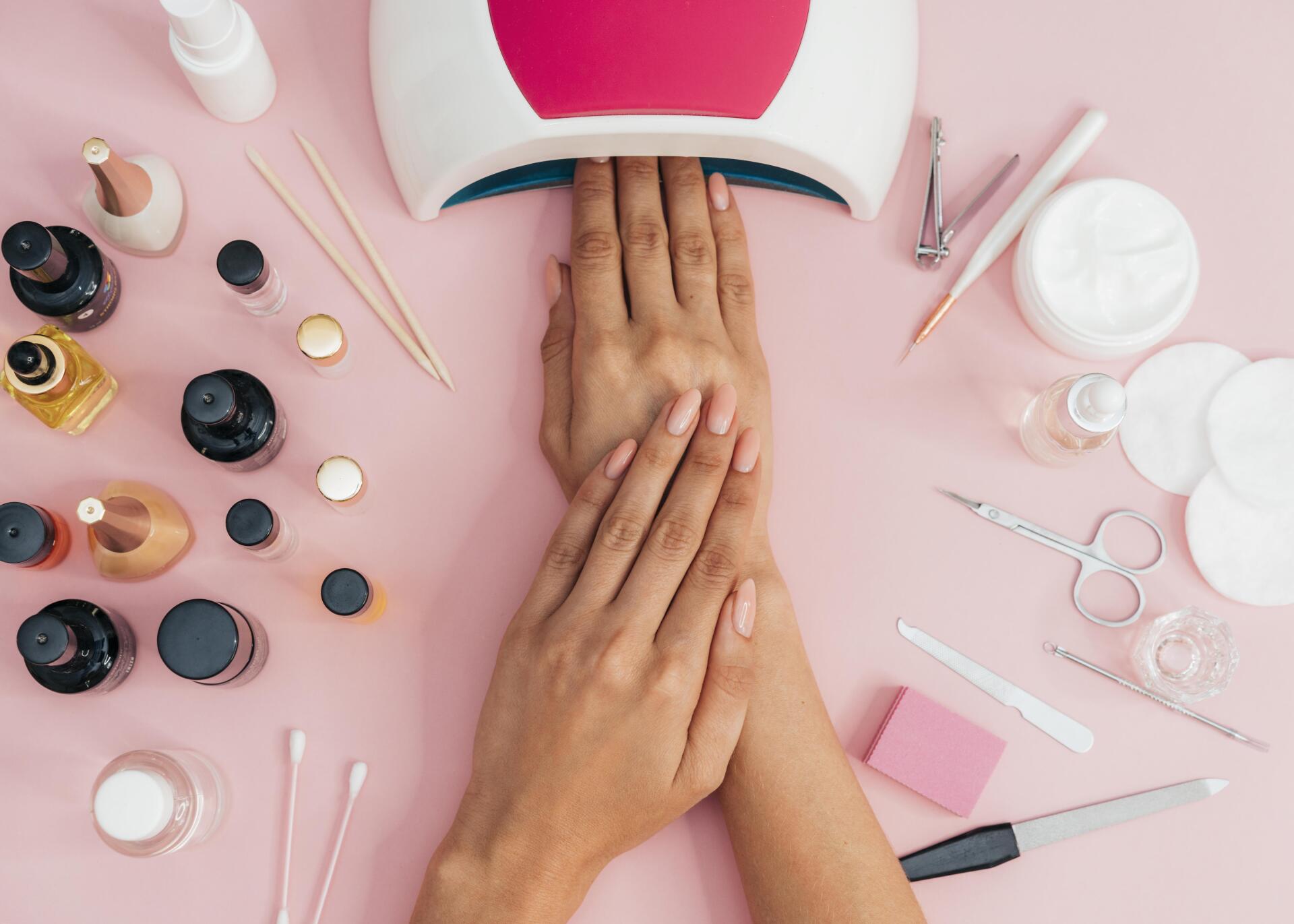 Una mujer se está haciendo las uñas en un salón de uñas.