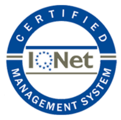 Un logotipo del sistema de gestión iqnet certificado en un círculo azul