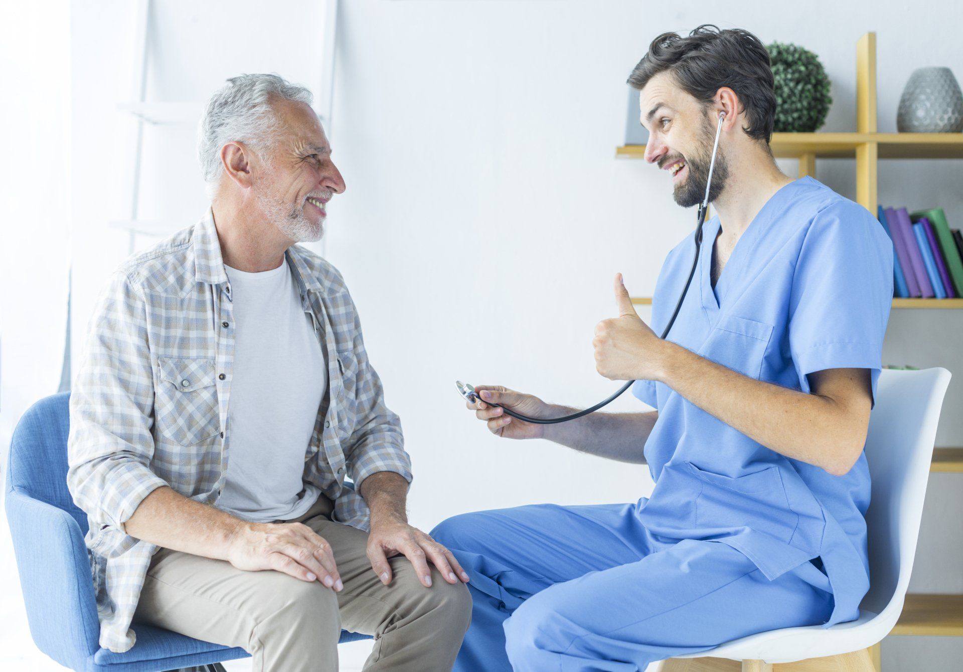 Un médico está usando un estetoscopio para escuchar los latidos del corazón de un hombre mayor.