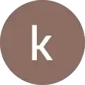 Ung person med mørkt, krøllete hår, gullringer og et diskré smil, opplyst av oransje og hvitt lys.