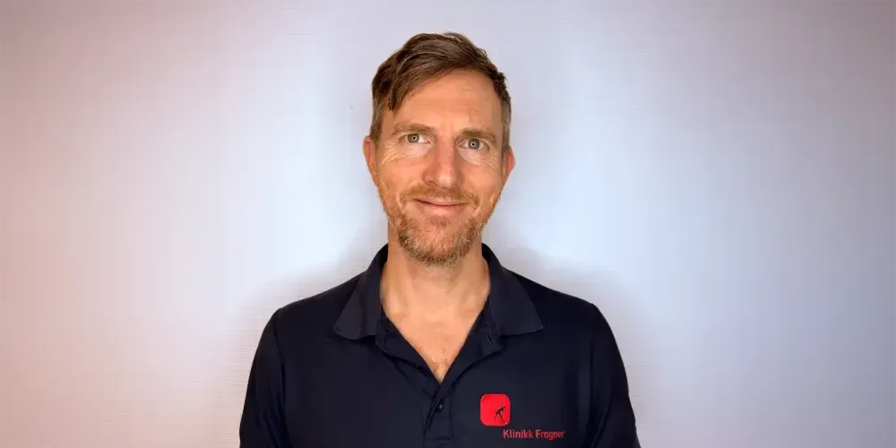 En person i en svart topp får armen sin strukket ut av en annen person i en mørk skjorte.