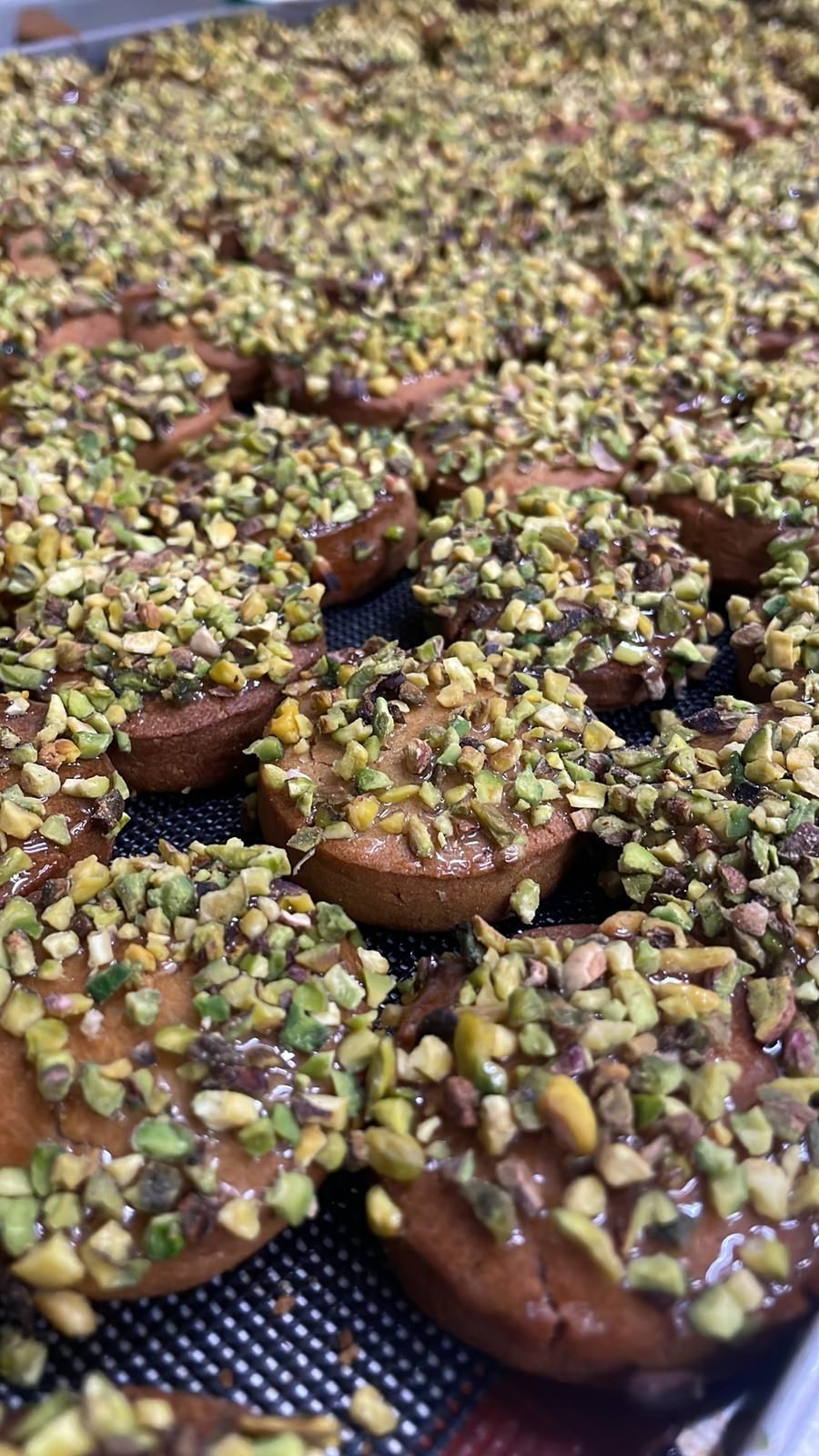 Teglia di pasticcini con pistacchi in forno su una placca da forno