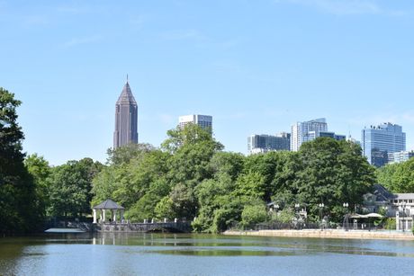 Atlanta City skyline behind Peidmont park and lake under a clear blue sky