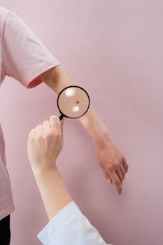 Lichen planus causes itchy purple bumps on the skin and painful sores in the mouth. Learn about symptoms, causes, and treatments available in Kuwait.