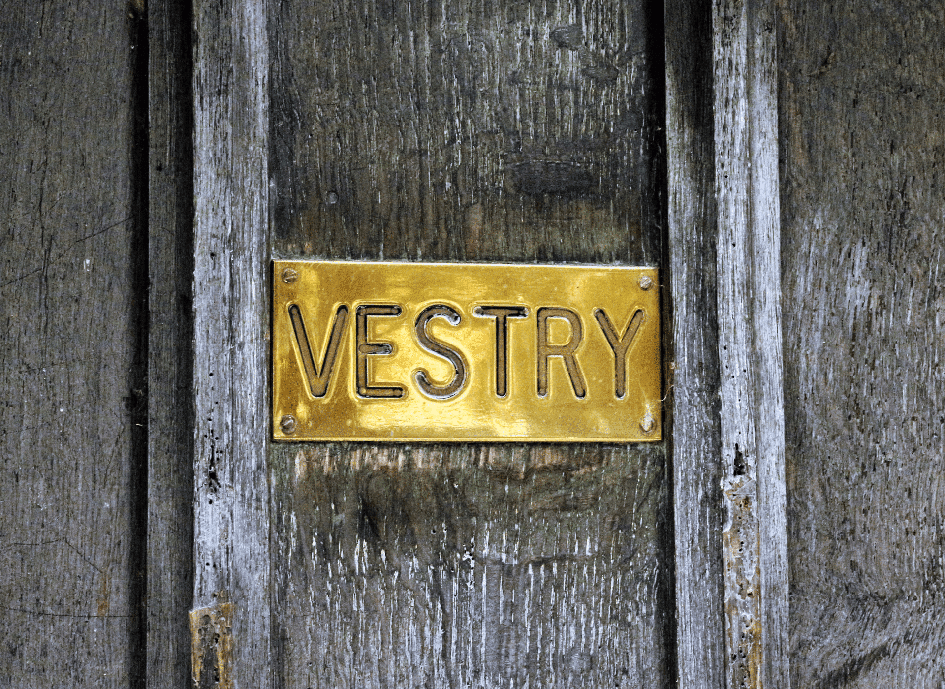 A sign on a wooden wall that says vestry