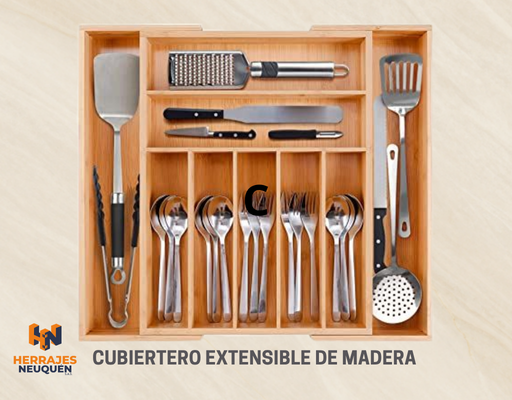 Bandeja extensible de madera para cubiertos con utensilios de acero inoxidable dispuestos en compartimentos.