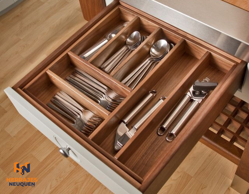 Bandeja extensible de madera para cubiertos con utensilios de acero inoxidable dispuestos en compartimentos.