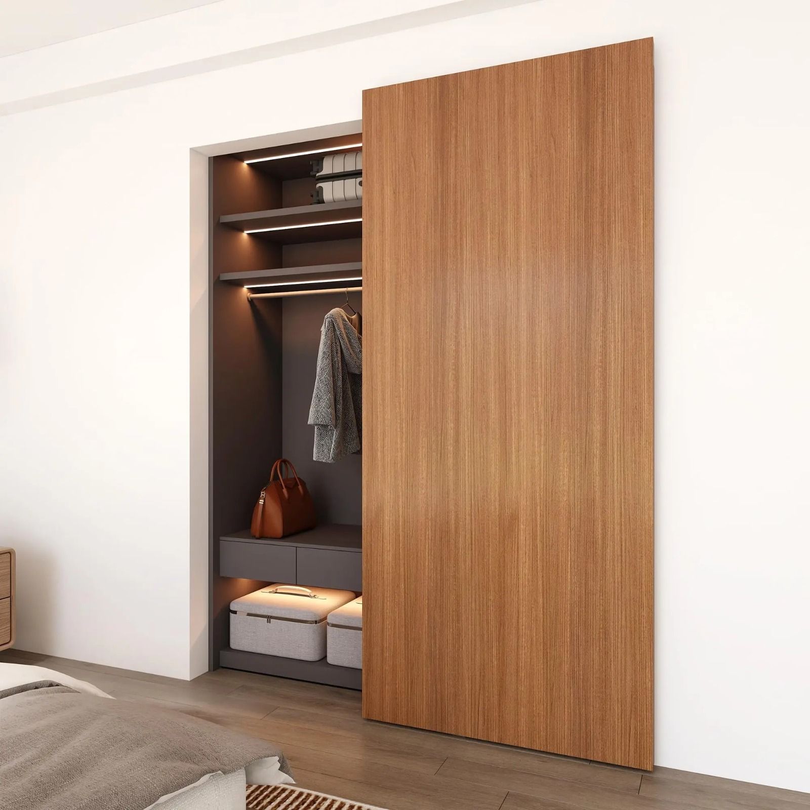 Armario moderno para dormitorio con puerta corredera de madera parcialmente abierta, que deja ver estantes, ropa colgada