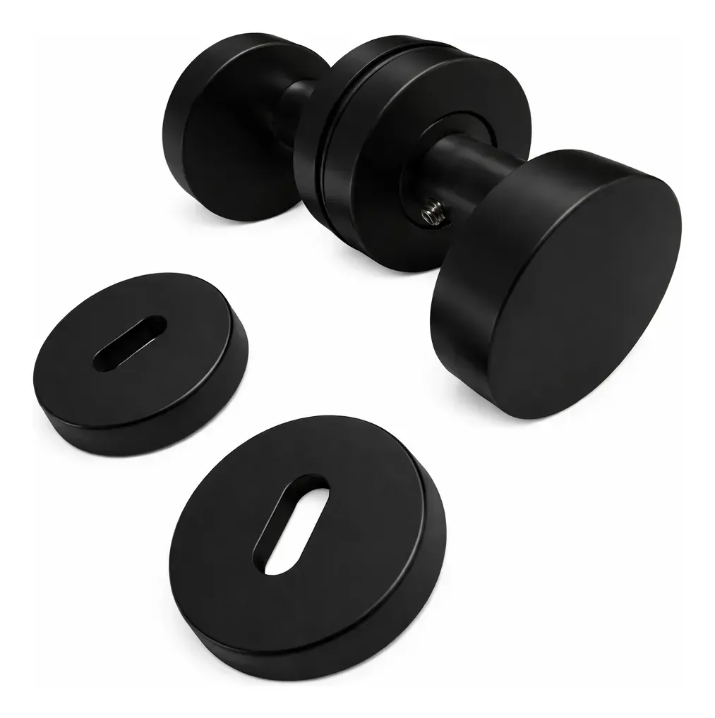 Juego de pomos de puerta de metal negro con dos rosetas redondas sobre fondo blanco.
