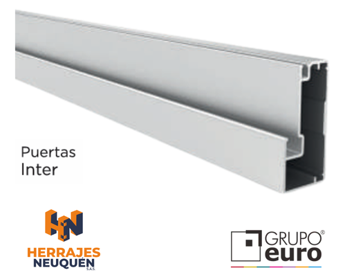 Puerta interior blanca de perfil, con logos de Herrajes Neuquén y Grupo Euro.