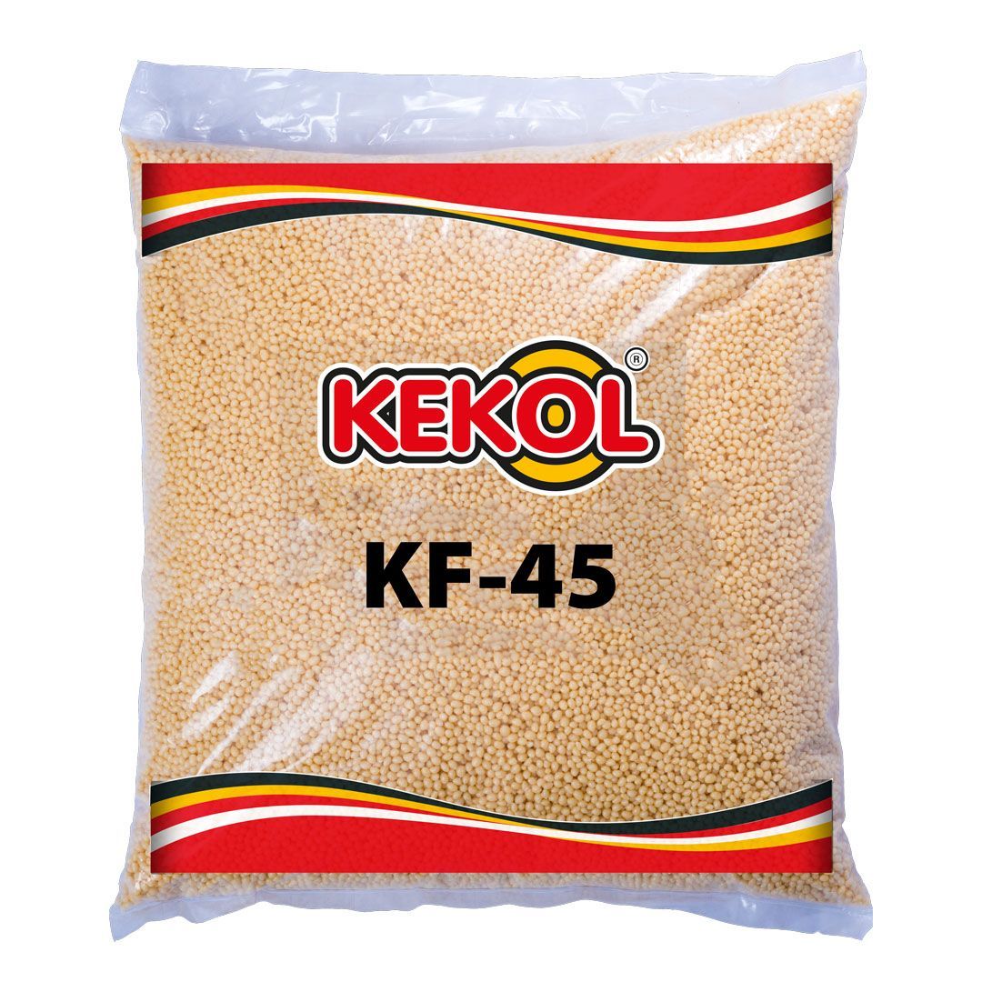 Gránulos Kekol KF-45 de color beige en una bolsa de plástico transparente con rayas rojas, amarillas y negras.