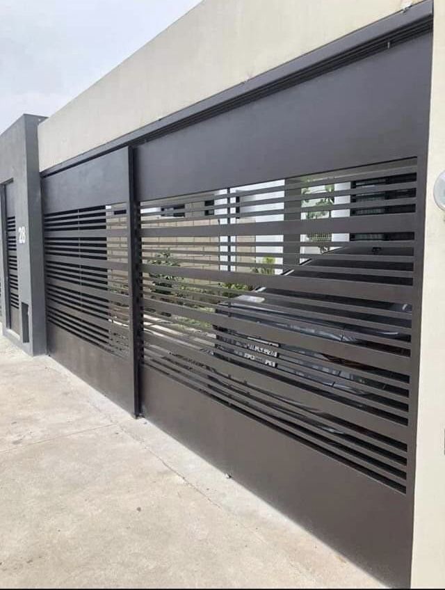 Herrajes de metal gris para ruedas deslizantes sobre fondo blanco con el logotipo de Herajes Neuquén.