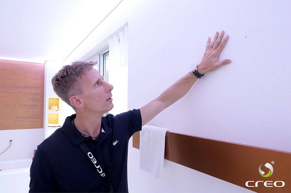 Badsanierung in Hennickendorf - Jörg Seefeld prüft Qualität der Wandverspachtelung