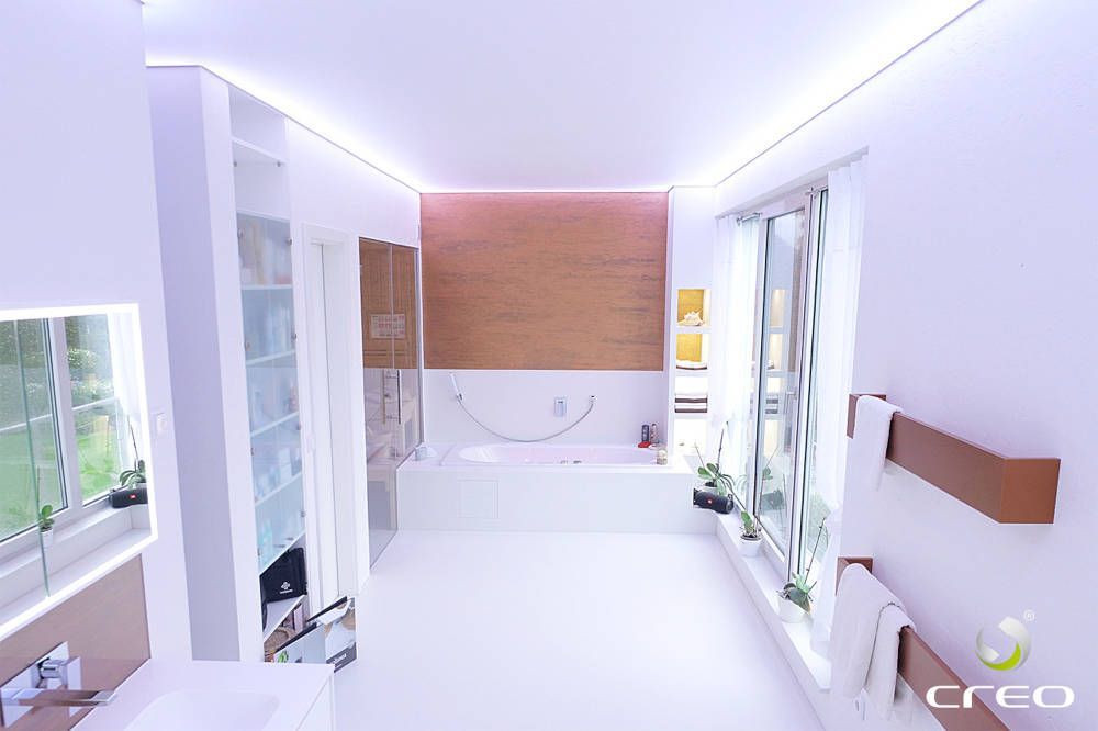 Badsanierung in Hennickendorf - Modernes Bad lichtdurchflutet mit LED-Lichtstreifen in Decke